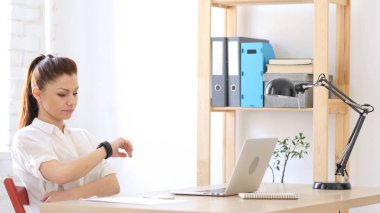 Kadın kol saati zamanında izlerken