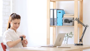 Bileğini kadın kullanarak akıllı izle