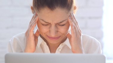 Baş ağrısı, sinir bozucu kadın, yakın çekim