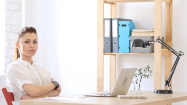 İş yerinde bekleyen kadın