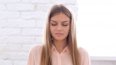 Kabul etmek için Evet kafa sallayarak kadın