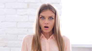 Merak, kadın ofiste tarafından el hareketi şok