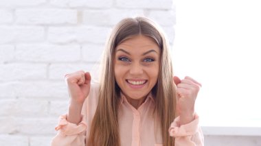 Office Proje başarı kutluyor kadında