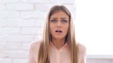 Onun proje başarısızlığı bilerek sonra üzgün kadın