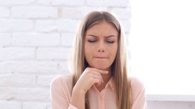 Düşünme dalgın kadın, Office yaratıcı çalışma