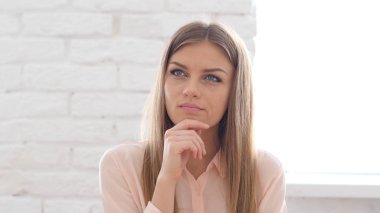 Office, yaratıcı eser hakkında düşünme kadın sakin ol