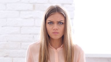 Hayal kırıklığına uğramış kızgın kadın iş yerinde