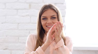 Alkış, kadın ofisinde alkışlar