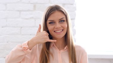 Müşteriler, ofiste el hareketi kadın bizi arayın