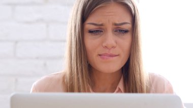 Onun yatırım, felaket, önden görünüm kaybettikten sonra ağlayan kadın