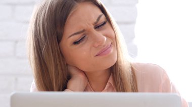 Dizüstü bilgisayar, önden görünüm çalışan yorgun kadın