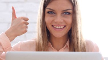 Başparmak yukarıya emin tasarımcı kadın tarafından