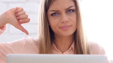 Başparmak aşağı sinir bozucu yaratıcı kadın tarafından