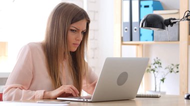 Dizüstü bilgisayarda çalışan kızgın yaratıcı kadın rahatsız