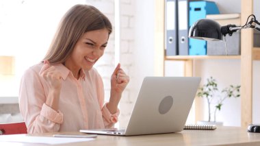 Yaratıcı kadın iş yerinde başarı kutluyor