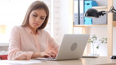 Yaratıcı kadın okuma belgeleri ve çalışma üstünde Laptop