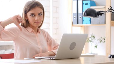 Başparmak aşağı yaratıcı kadın ofiste tarafından