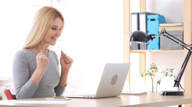 Genç kadın onun proje başarısını kutluyor