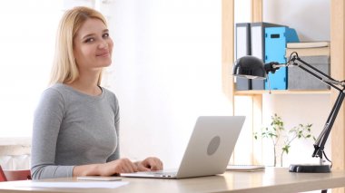 Gülümseyen iş yerinde genç kadın