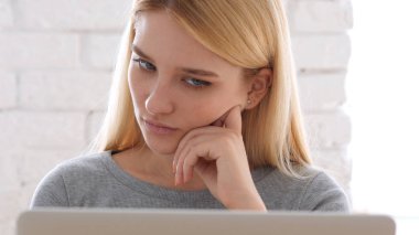 Düşünme ve çalışma Online, kadın meşgul yaratıcı ofisinde