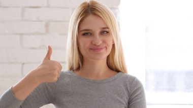 Başparmak yukarıya el hareketi genç kadın portresi