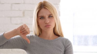 Başparmak aşağı eller genç kadın portresi