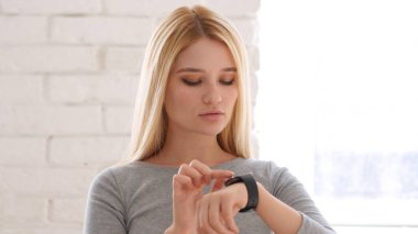 Smartwatch kullanan Genç Kadın Portresi