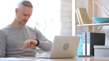 Müşteri için iş yerinde bekleyen adam orta yaşlı