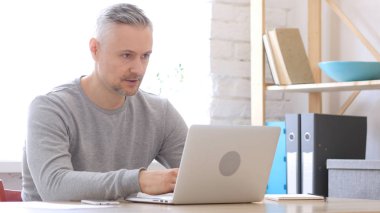 Orta yaşlı adam Office müşterileri ile ilgili