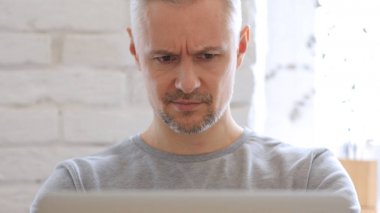 Dalgın orta yaşlı adam projede, önden görünüm çalışan