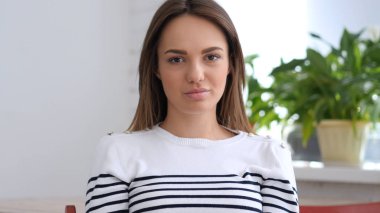 Güzel kadın ofiste kamera bakıyor