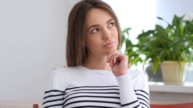 Güzel düşünce kadın beyin fırtınası el hareketi