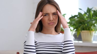 Güzel genç kadın el hareketi hata ve sorunlar