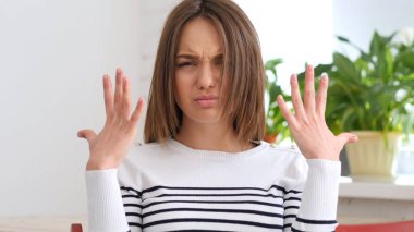 Güzel genç kadın el hareketi hayal kırıklığı ve öfke
