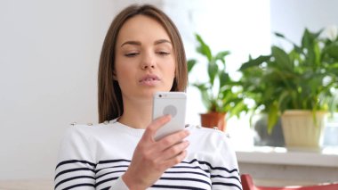 Çevrimiçi sörf, güzel kız elinde telefon Smartphone kullanarak