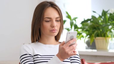 Güzel genç kadın ofiste Smartphone tarama