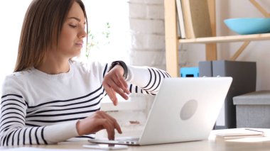 Güzel kadın bekleyen müşteri için iş başında