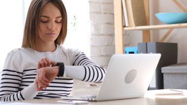 Güzel ve genç birbayan Smartwatch kullanarak