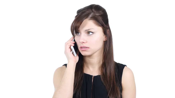 Девушка отвечает на телефонный звонок, белый фон — стоковое фото
