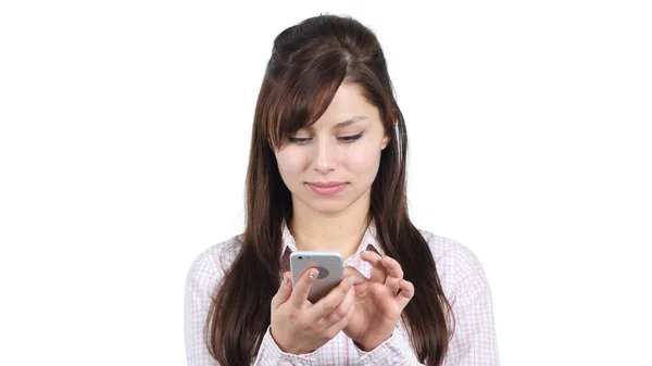 Chica joven ocupado usando Smartphone —  Fotos de Stock