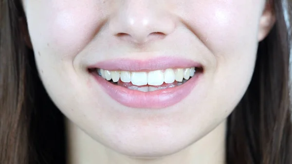 Gros plan des lèvres souriantes de la fille — Photo