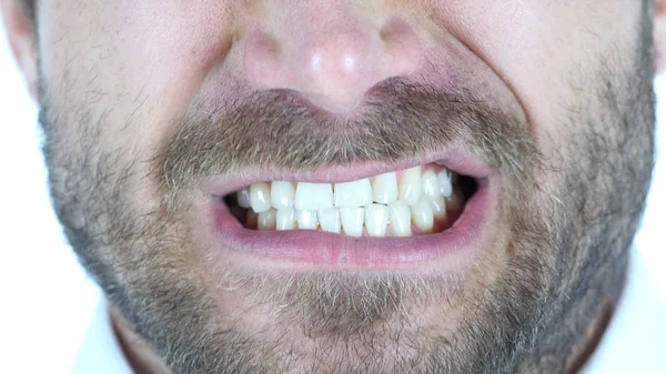 Hombre enojado rechinando dientes, de cerca —  Fotos de Stock