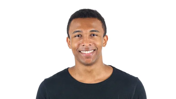 Lächelnder schwarzer Mann auf weißem Hintergrund — Stockfoto