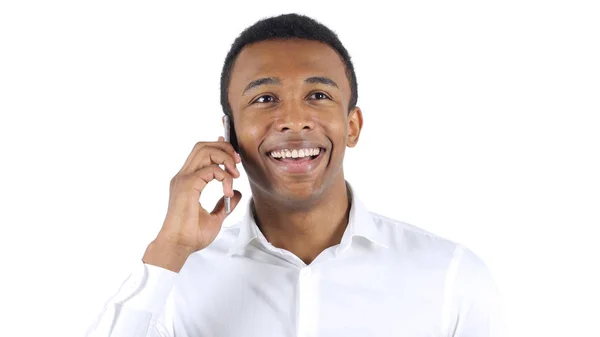 Lycklig Afro-American Man pratar i mobiltelefon — Stockfoto