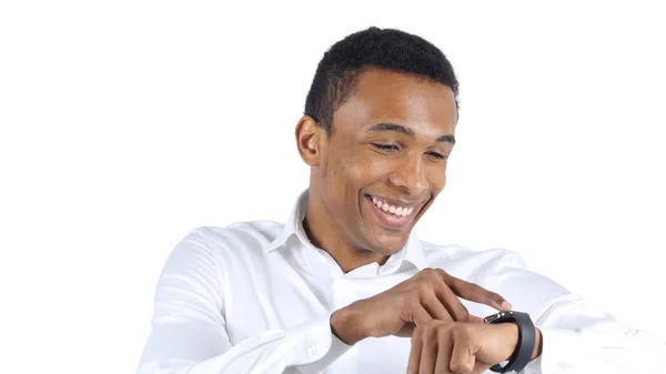 Ung svart Man använder Smartwatch — Stockfoto