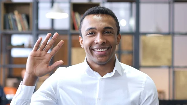 Hola por el hombre negro, saludando la mano en la oficina —  Fotos de Stock