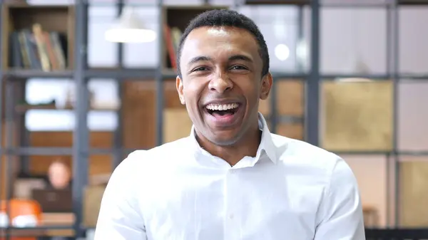 Riendo hombre afroamericano en el cargo —  Fotos de Stock