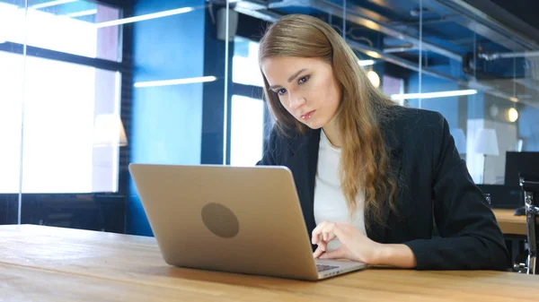 Pensive Femme Penser et travailler sur ordinateur portable — Photo