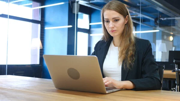 Femme travaillant sur ordinateur portable — Photo