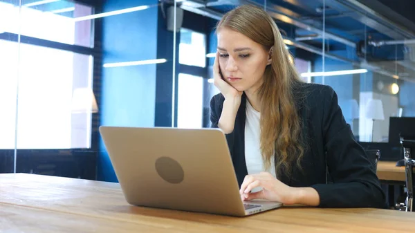 Perdita, donna tesa frustrata che lavora sul computer portatile — Foto Stock